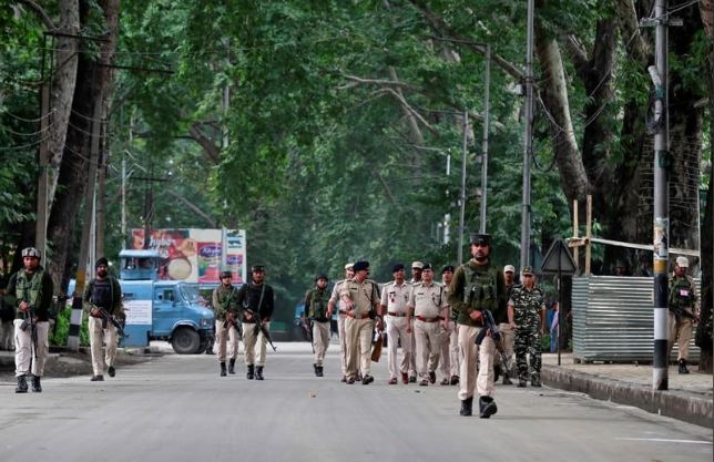 عناصر من قوات الأمن في سريناجار بكشمير يوم الخميس. تصوير: دانيش إسماعيل - رويترز.